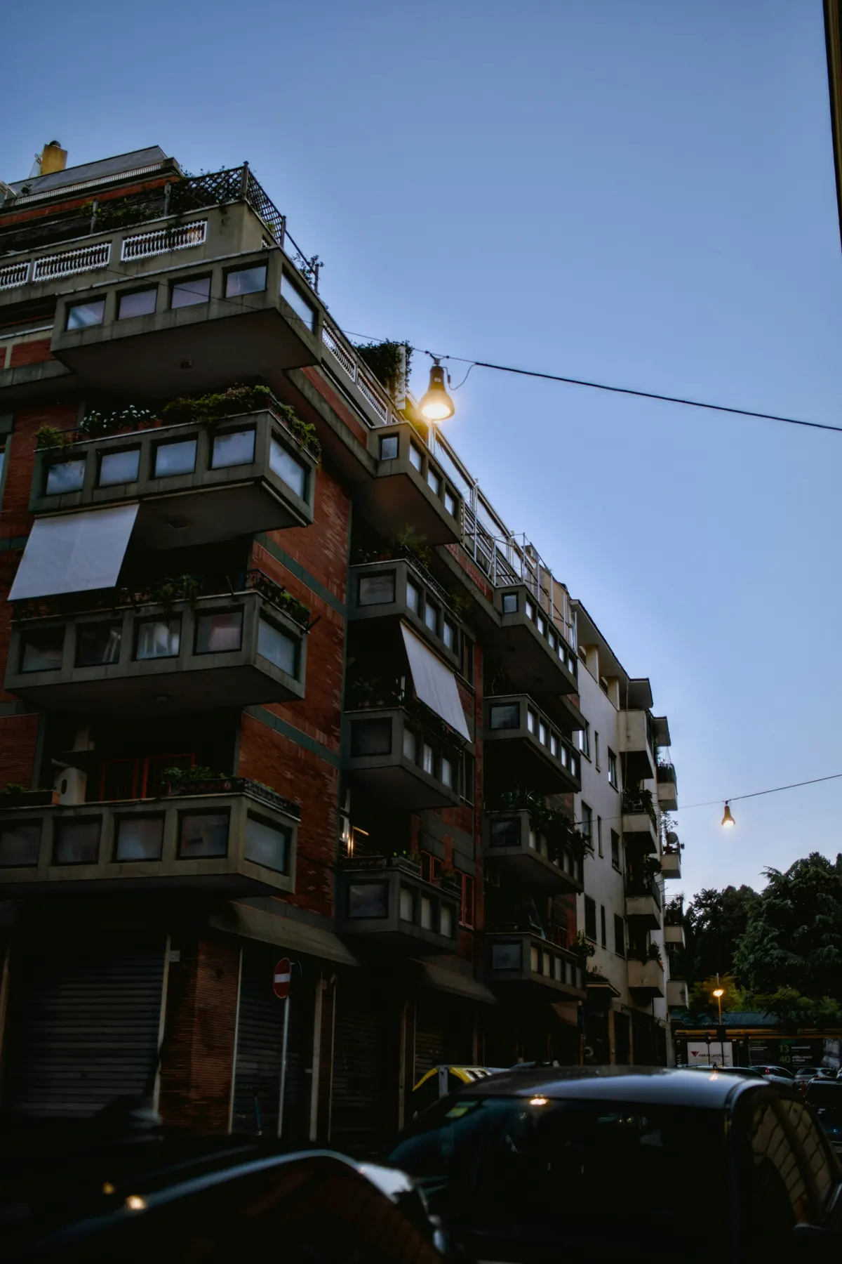 Anadolu yakasında balkonlu apartman binası