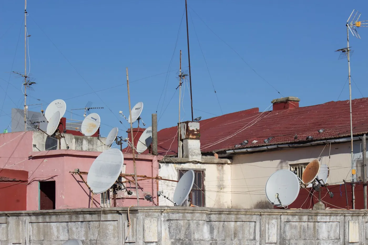 Çatıda uydu çanakları ve TV antenleri