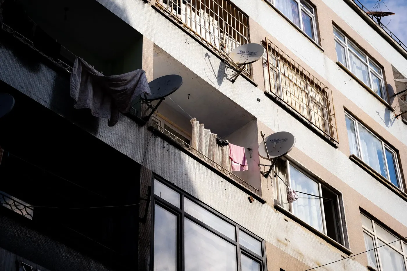 Apartman balkonlarına monte edilmiş uydu çanakları