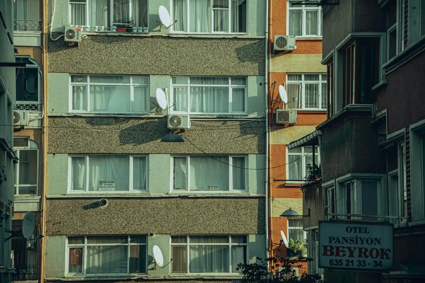İstanbul'da balkonlarında uydu çanakları olan apartmanlar