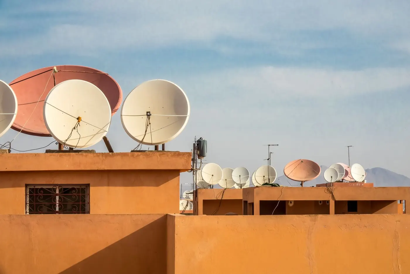 Bina çatılarında uydu çanak antenleri